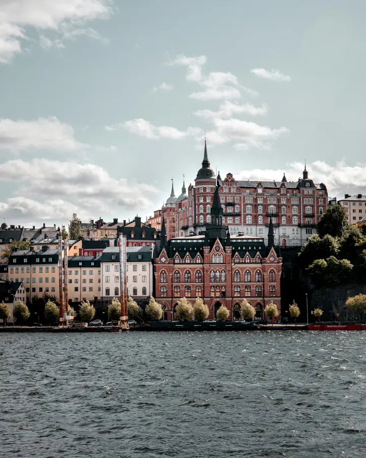 Flerbostadshus vid vattnet en sommardag